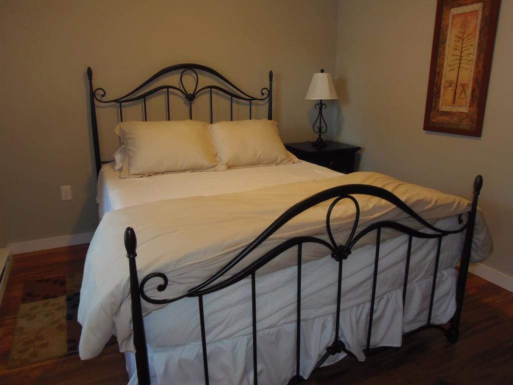 Strictly Moose Luxury Vacation Suites Gorham Room photo